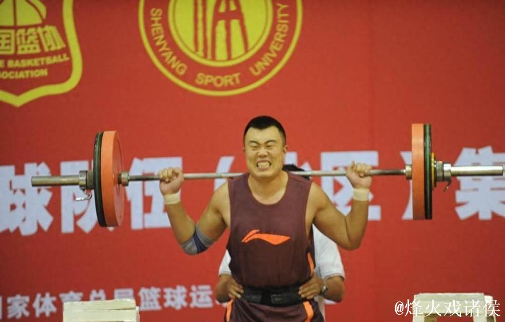 媒体人:新疆球员刘懿霆在体测中膝盖受伤 媒体人:新疆球员刘懿霆在体测中膝盖受伤